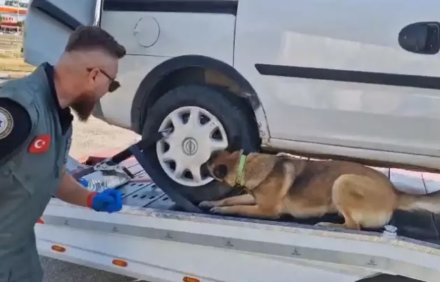 Araç lastiğine gizlenmiş 40,5 kg uyuşturucu bulundu...