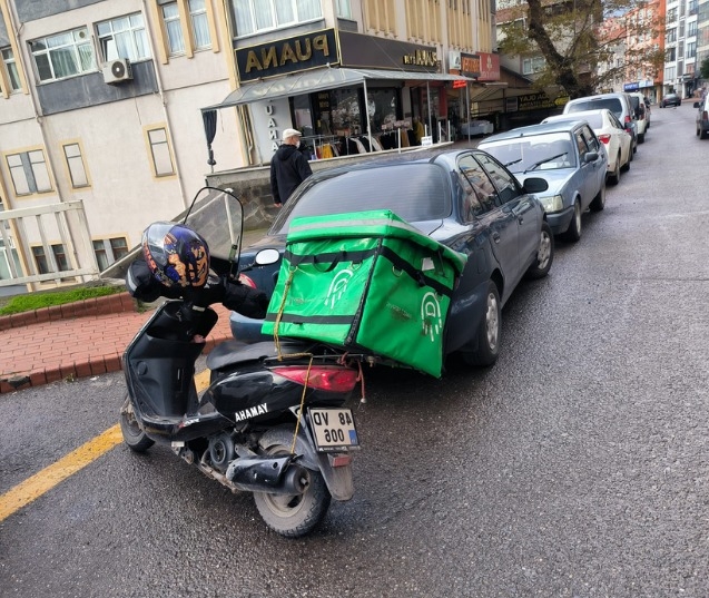 Motosiklet yayaya çarptı! 2 kişi yaralandı...