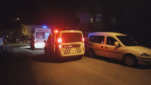 Çıktığı ağaçtan, polis ekipleri indirdi...