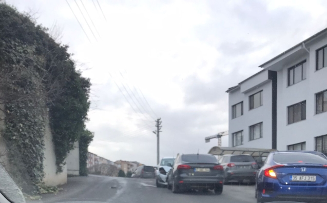İki araç kafa kafaya çarpıştı...