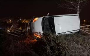 Hafif ticari araç ile otomobil çarpışıp devrildi...