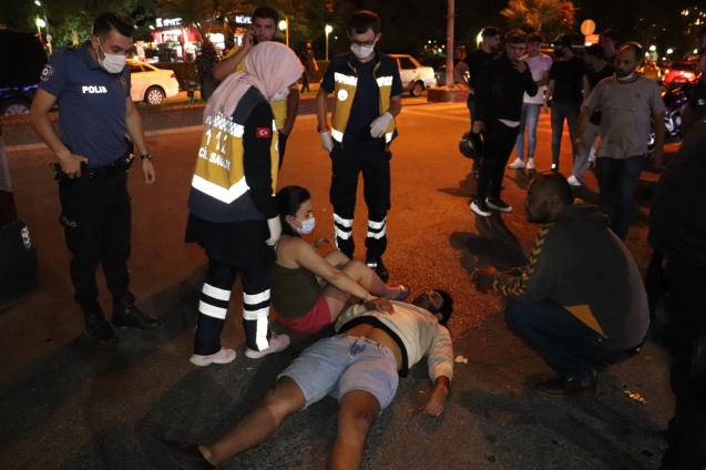 Doktor,yaralı gencin başından ayrılmadı...