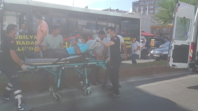 BELEDİYE İŞÇİSİNE ARABA ÇARPTI...