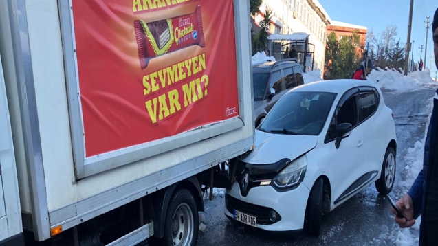 Otomobilin kamyonetin altına girdi.