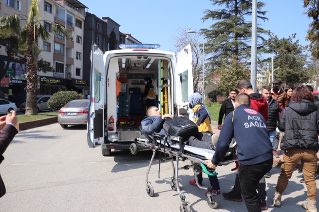 Kamyonet ile motosiklet çarpıştı..1 yaralı...
