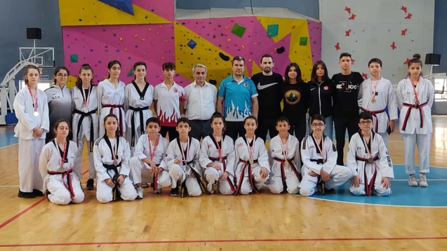 12’si altın olmak üzere 15 madalya ile ilçeye döndüler.