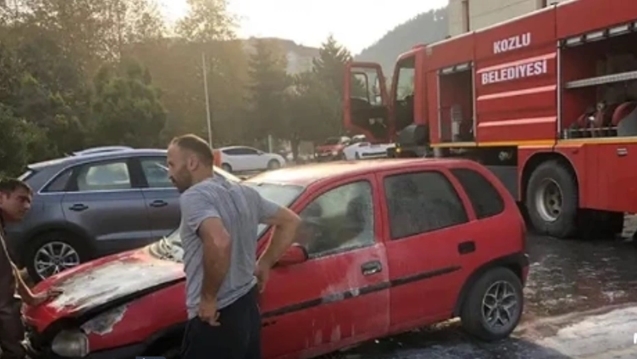 Hastane otoparkında otomobil alev alev yandı