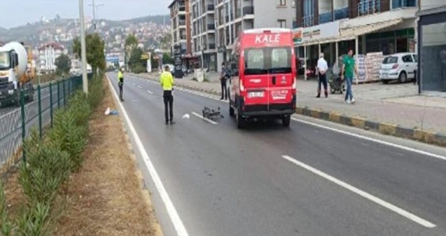 Bisikletiyle karşıya geçerken minibüs çarptı 1 ölü