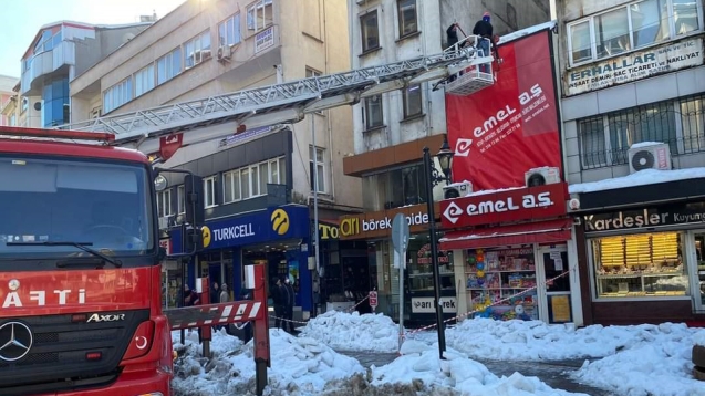 İş yerinin tabelasını kar kütlesi kopardı...