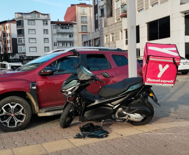 Motosiklet ile otomobil çarpıştı. 1 yaralı...