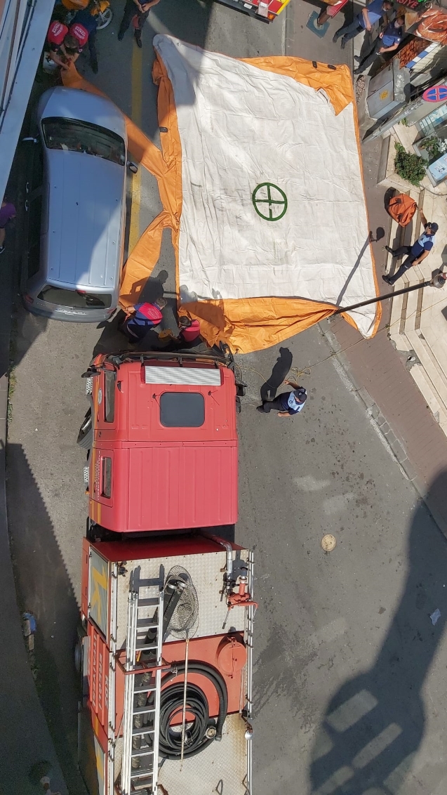 İntihar etmek için çatıya çıktı...