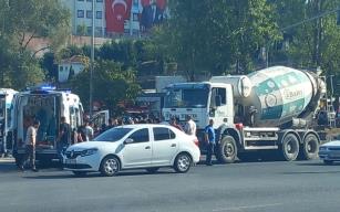 Şok eden kaza... Motosiklet beton mikserinin altında kaldı..