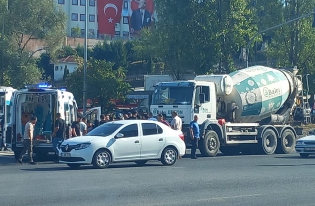 Şok eden kaza... Motosiklet beton mikserinin altında kaldı..
