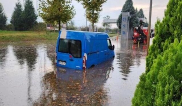 Su birikintisinde minibüs mahsur kaldı !