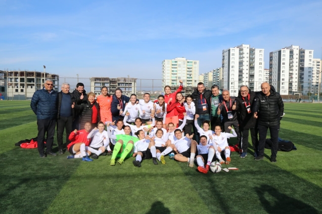 Kadın futbol takımı zaferle dönüyor...