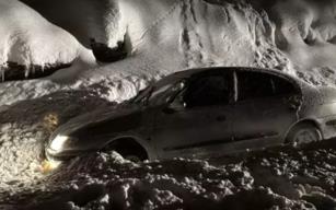 Kar yağışı etkisini gösteriyor... Araçlar kar altında kaldı