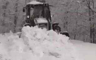 Kent merkezi beyaza büründü... 37 köy yolu kapandı..