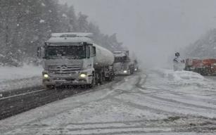 Kar yağışı ve tipi hayatı olumsuz etkiliyor...