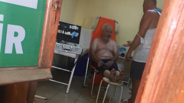 Torununu kurtarmak isteyen dede suya atladı...