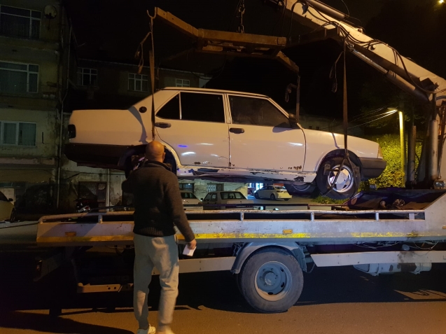 Uygulamaya plakasız giren sürücü ehliyetsiz çıktı..