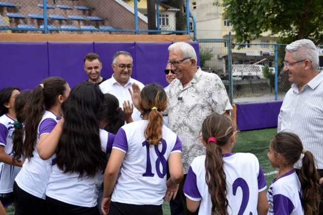 BAŞKAN POSBIYIK, ROMAN ÇOCUKLARLA SAHAYA İNDİ