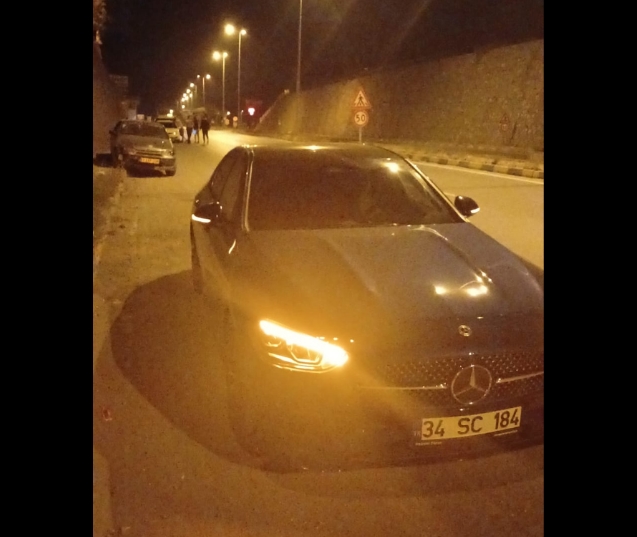 İki otomobil çarpıştı... Yaralılar hastaneye kaldırıldı...
