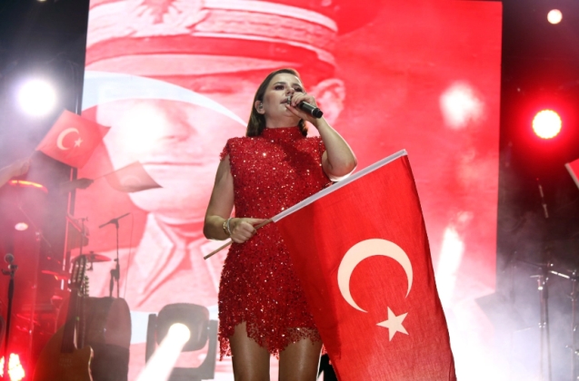 Merve Özbey Kdz. Ereğli'nin coşkusuna coşku kattı