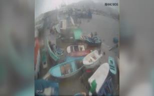 Hortum, limandaki tekneleri devirdi... Kameralara yansıdı...