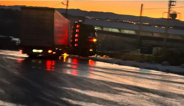 TIR yolu trafiğe kapattı....