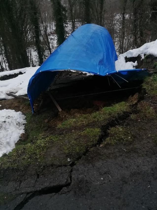 Yolda göçük meydana geldi...