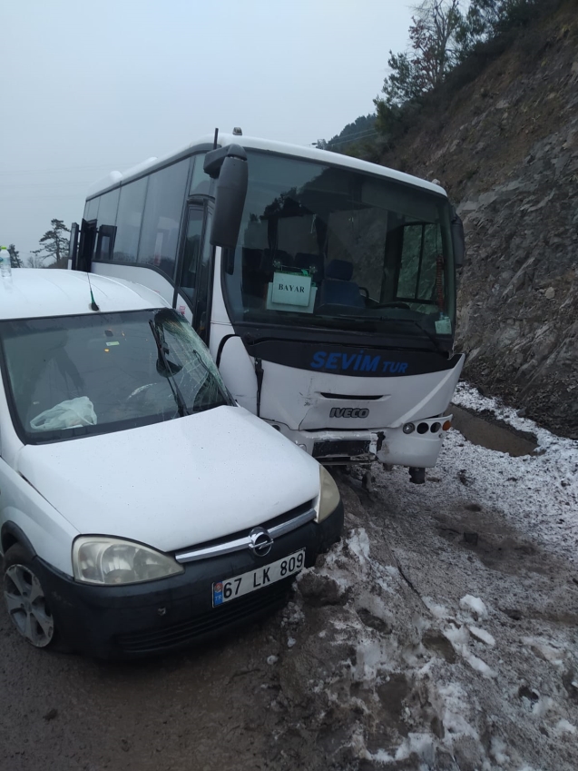 İşçi servisi ile otomobil çarpıştı...1 yaralı...