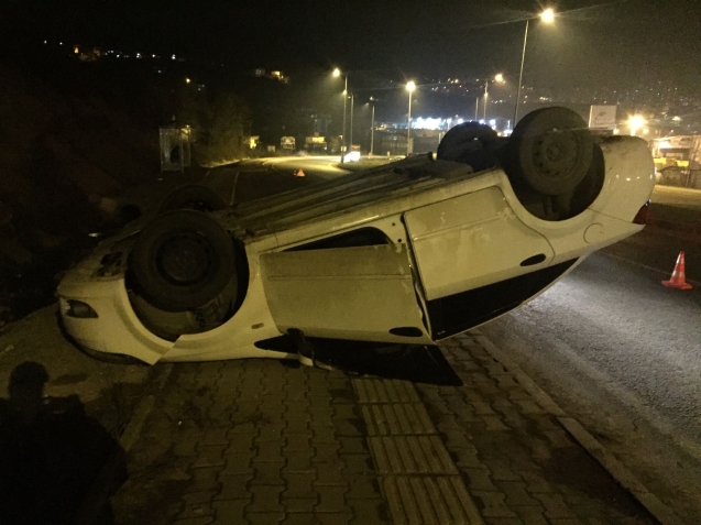 Hızını alamayan sürücü takla atarak karşı seride geçti.