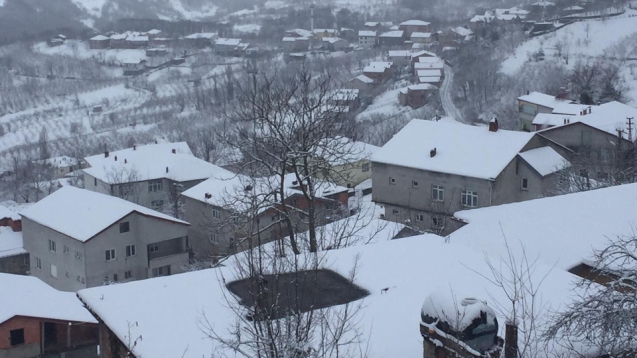 Kirencik Köyü’nde kar yağışıyla beyaza büründü.