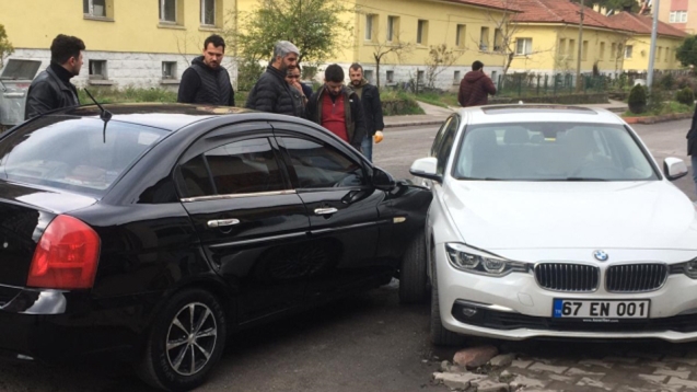 Sürücülerinin kontrolünden çıkan otomobiller çarpıştı