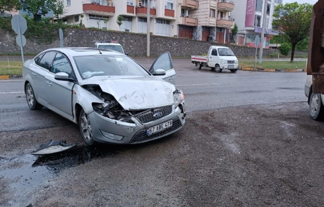 Kamyon otomobili hurdaya çevirdi... 1 kişi yaralandı...