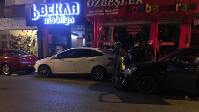 Otomobil, park halindeki araca çarptı...