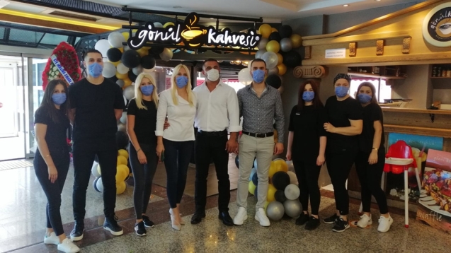 Kahvemizi içmeye bekliyoruz...
