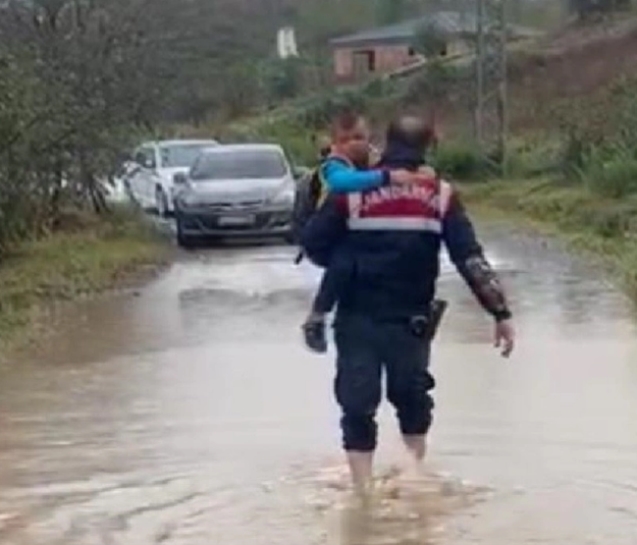 Servis aracında öğrenci mahsur kaldı...