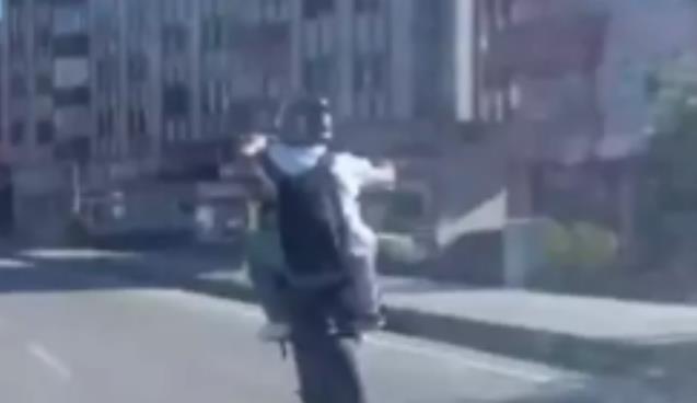 Tek teker üzerinde ilerleyip, hız yaptı; o anlar kamerada...