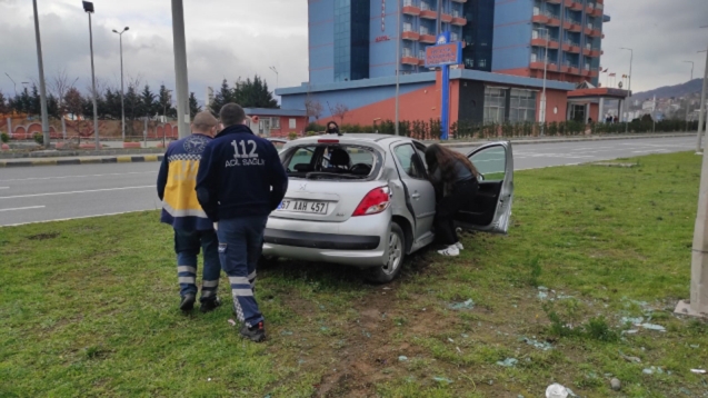 Direksiyon hakimiyetini kaybetti refüje çıkarak durabildi...