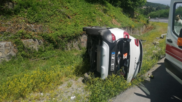 Takla atan otomobilde 2 kişi yaralandı...