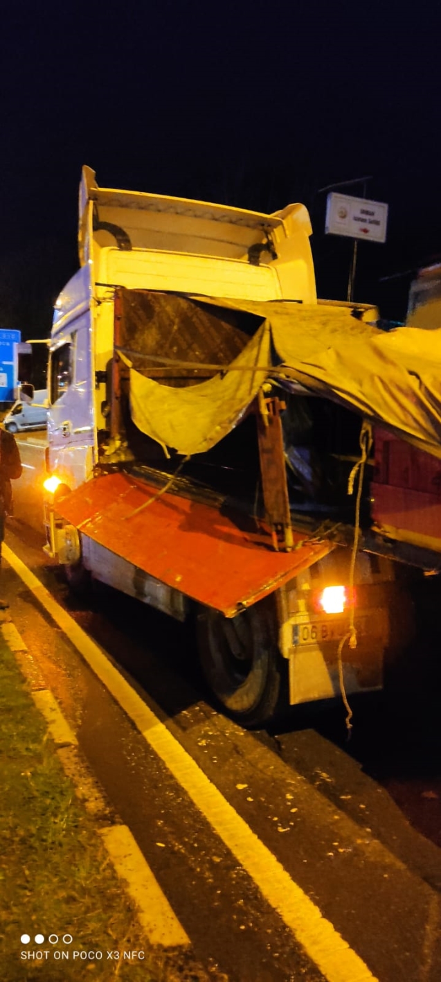 Tır'ın dorsesinden saclar yola döküldü...