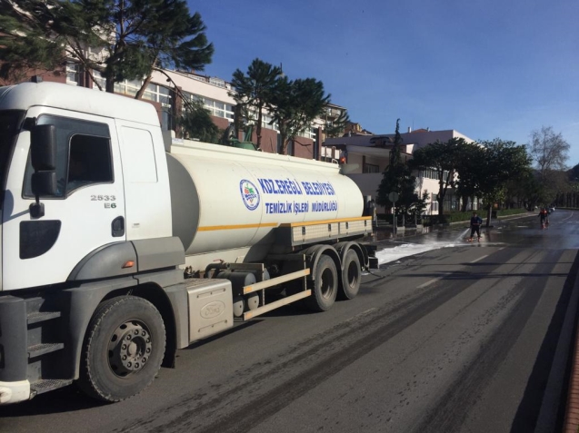 Cadde ve sokaklar yıkanarak temizleniyor...
