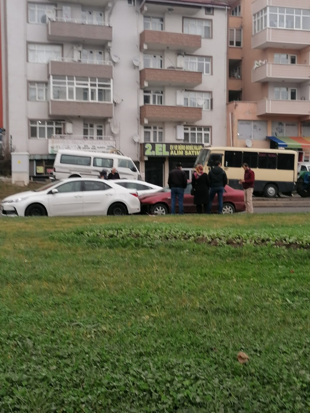 2 aracın karıştığı kazada, yaralanan olmadı..