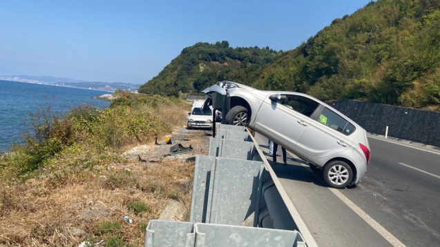 OTOMOBİL, BARİYERİN ÜZERİNE ÇIKTI...