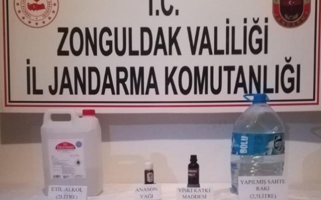 Kendi imal ettiği sahte alkolü içerek zehirlendi...