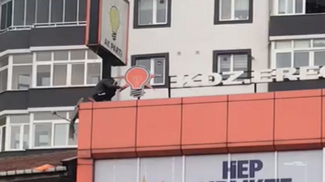 İntihar girişiminde bulundu. Ekipler bölgeye sevk edildi.