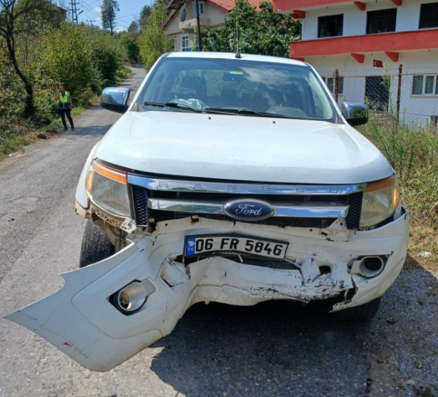 İki otomobil kafa kafaya çarpıştı.. 1 kişi yaralandı...