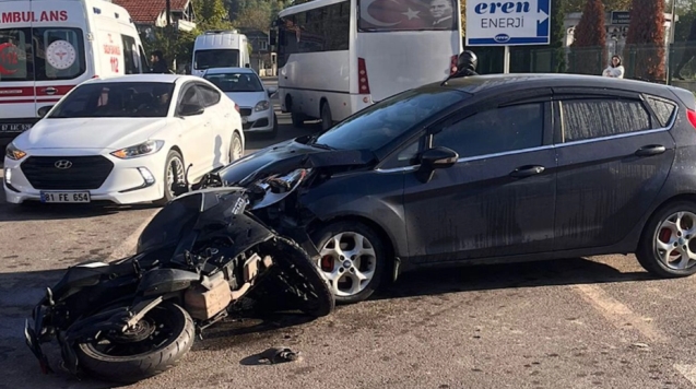 Motosiklet aniden yola çıkan otomobil ile çarpıştı...