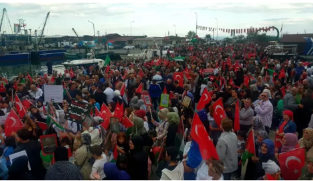 Sumud filosuna destek... Limanda toplandılar...